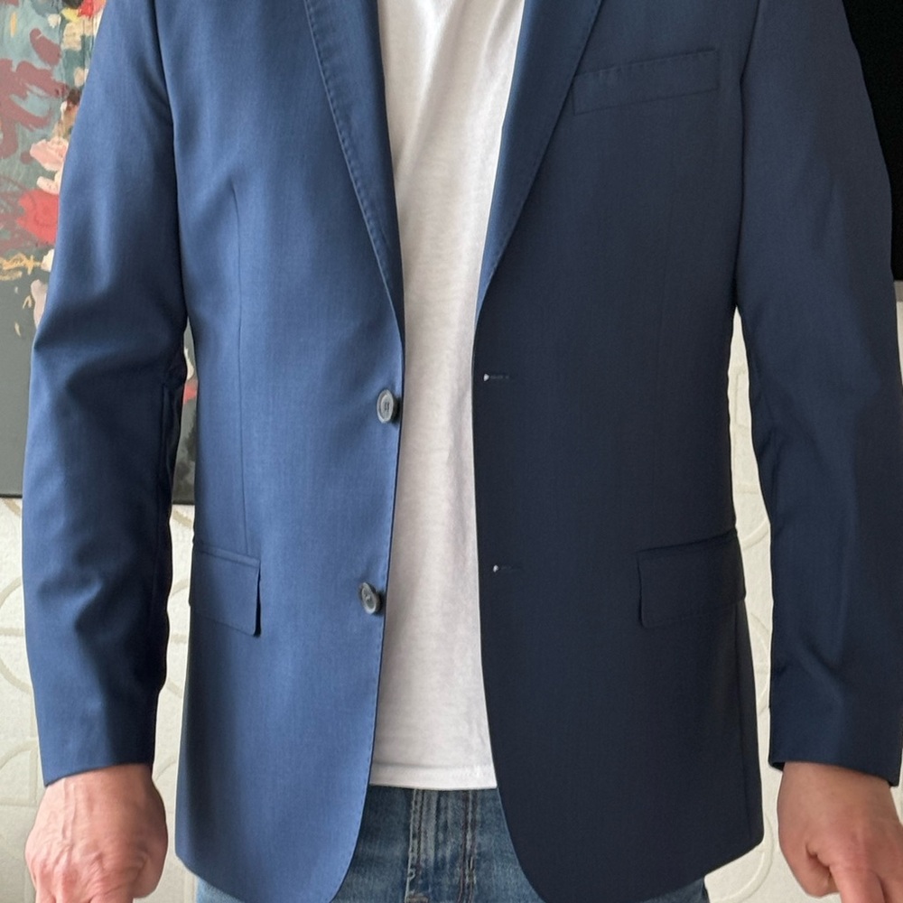 J.Lindeberg Blue Sport Coat Modern Fit

Slim Fit.   Excellent Condition
